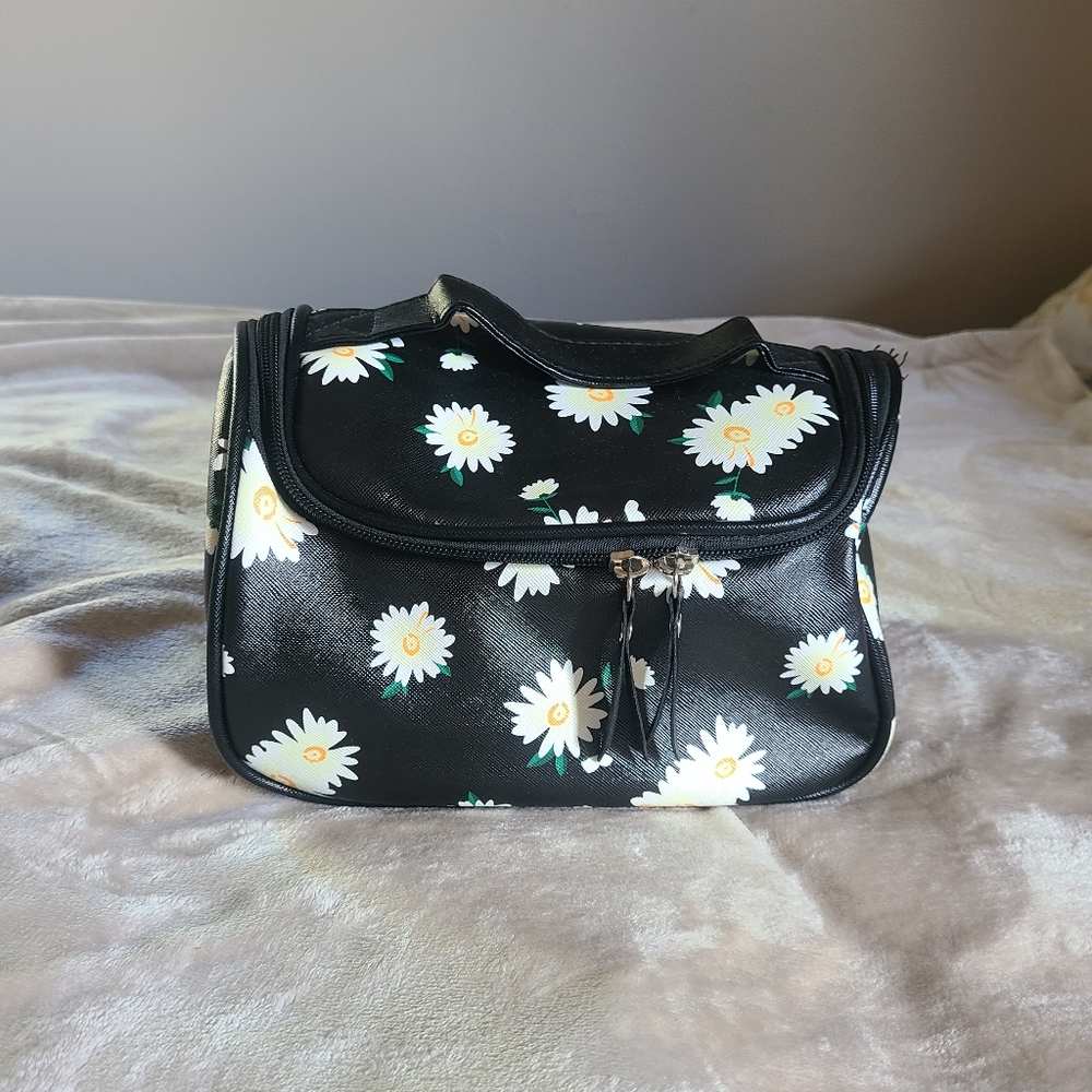 NWOT Makeup bag - Picture 2 of 5
